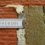10 mm breite Dämmplattenfuge mit Klebemörtel verfüllt