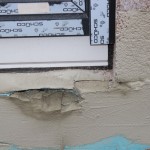 Terrassentür, Abdichtung gegen Bodenfeuchte auf Dämmplatten, Fensteranschlussfolie endet an Vorderkante Dämmplatte